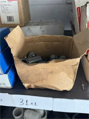 Lot 31 - Electrical box connectors