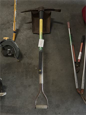 Lot 300 - Shovel and Pick axe