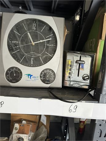 Lot 69 - Toaster and wall clock