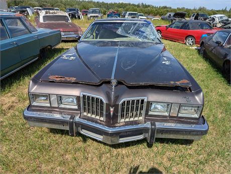 Lot 1070 - 1977 Pontiac Grande Prix