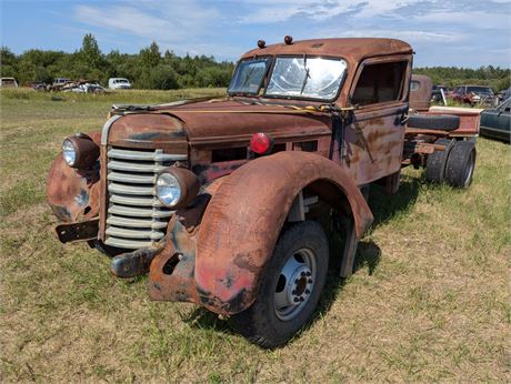 Lot 1067 - 1942 - 1946 Diamond T, Sitting on 1985 Chevy 1Ton square body