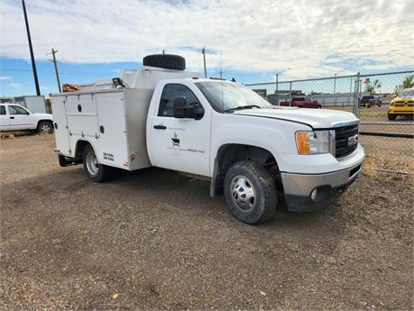 Lot 7832 - 2011 GMC Sierra 3500HD Dually