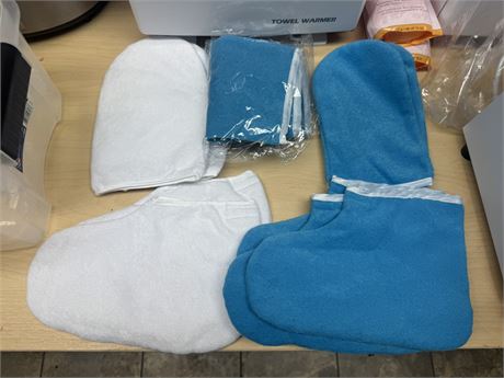 Lot 20 - Set of Noverlife Paraffin Wax Work Gloves & Booties