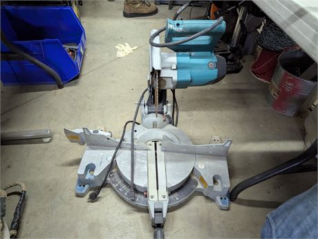 Lot 490 - Compound Miter Saw Makita