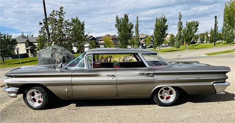 Lot 8 - 1960 Pontiac Parisienne Flat-top