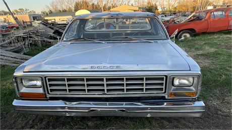 Lot 305 - 1983 Dodge 2wd