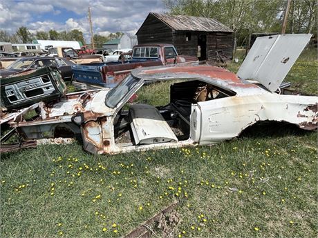 Lot 343 - 1968 Coronet with one 1970 front fender