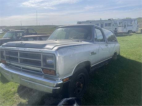 Lot 286 - 1986 Dodge Ramcharger 150 Royal SE 4x4