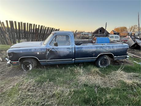 Lot 305 - 1983 Dodge 2wd