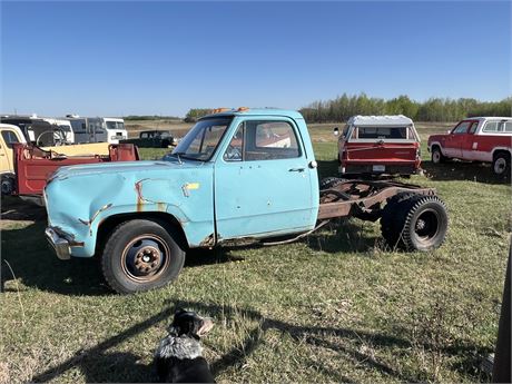 Lot 284 - 1974 Dodge 300 Cab and chassis