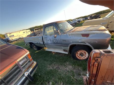 Lot 299 - 1992 Dodge 250 4x4 Pickup