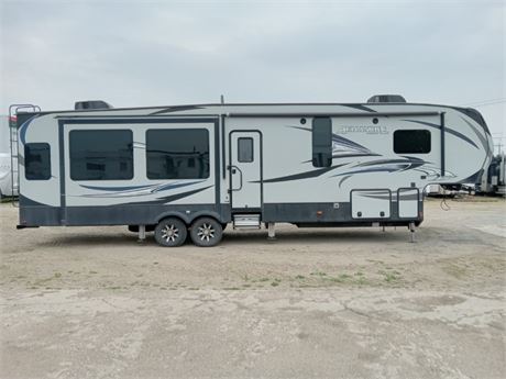 Lot 8087 - 2017 Keystone Avalanche 365MB