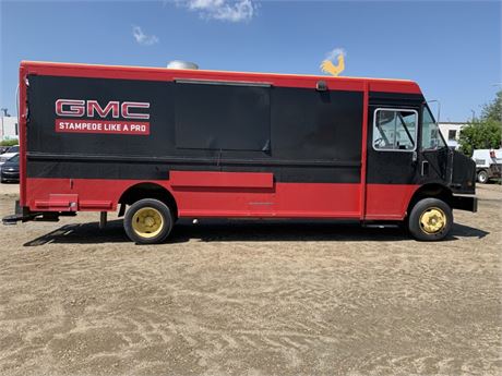 Lot 8088 - 2001 Freightliner MT55 Food Truck