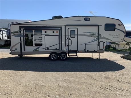 Lot 8102 - 2015 Forest River Flagstaff 8528REWS