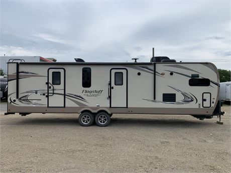 Lot 8110 - 2018 Forest River Flagstaff Classic Super Lite 83KLBSS