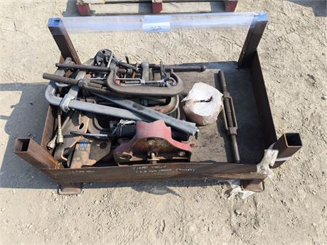 Lot 262 - Assorted clamps, variety of sizes