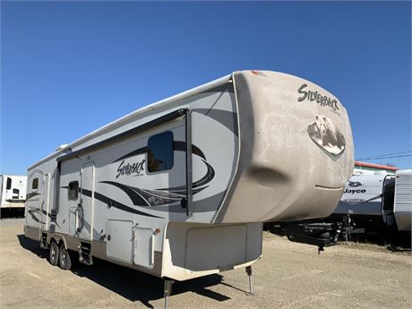 Lot 8182 - 2015 Forest River Silverback 35QB4