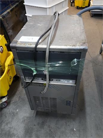 Lot 54 - Brema Ice Maker