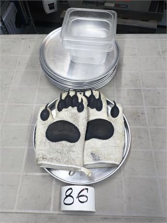 Lot 86 - Bear Paw Oven Mits and Pans