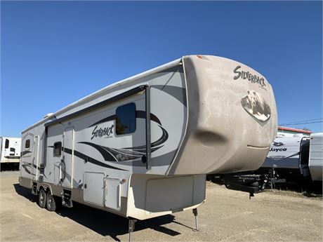 Lot 8182 - 2015 Forest River Silverback 35QB4