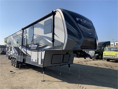 Lot 8163 - 2015 Keystone Fuzion Chrome FZ404