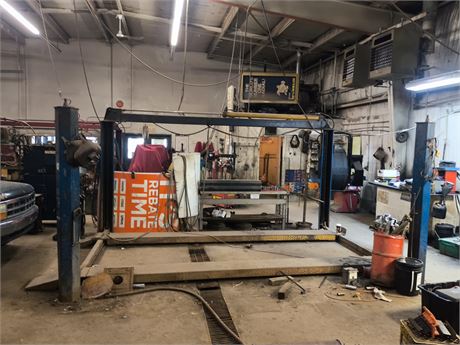 Lot 424- Ben Pearsin 4 Post Lifft