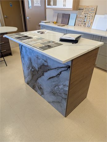 Lot 3 - Display Island