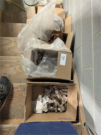 Lot 39 - Various Hinges and Handles