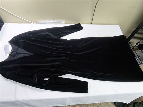 Lot 379 - Shan Elegant Dress, Size 10