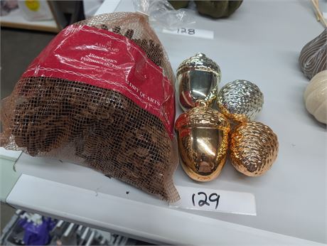 Lot 129 - Pine Cones Decor