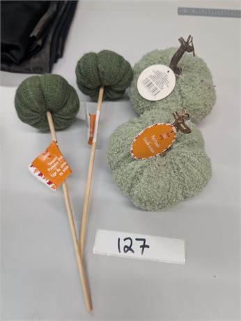 Lot 127 - Sweater pumpkins