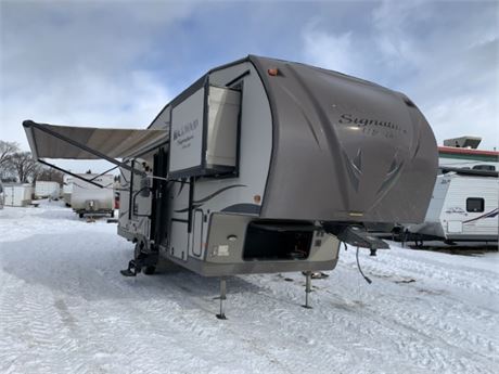 Lot 8299 - 2014 Forest River Rockwood Signature Ultra Lite 8286WS