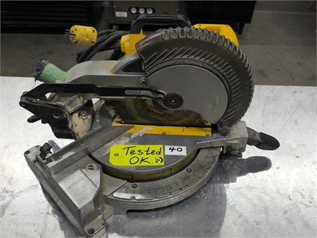 Lot 40 - DeWalt Compound Miter Saw
