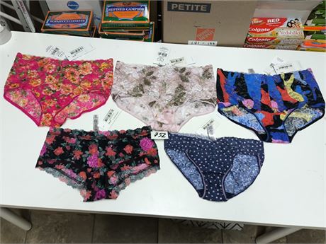 Lot 752 - Hanky Panky Underwear