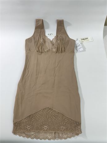 Lot 425 - Simone Perele Top Model Dress Shaper