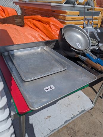 Lot 4-5 - Cutting Board and Baking Sheet