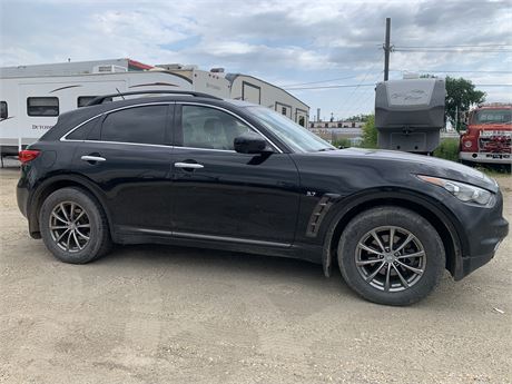 Lot 8425 - 2015 Infiniti QX70S