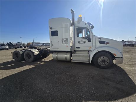 Lot-8464 - 2016 Peterbilt 579