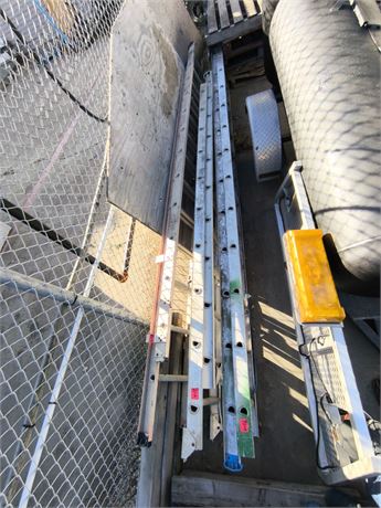 Lot - W-52 - Extendable Ladders